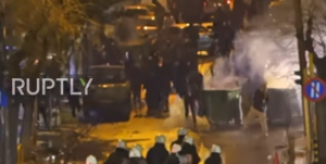 LUDILO U SOLUNU: Treneru Olimpijakosa išla krv iz usta, sudija odložio meč, a onda je goreo grad (VIDEO)