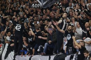 GROBARI NASTAVILI PODELU: Novi transparenti na obe strane obeležili večerašnje prozivke (FOTOGALERIJA)