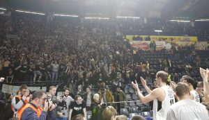 U JEKU SLAVLJA: Novica poveo počasni krug i zaustavio se kod Kimija koji je sišao na parket… (VIDEO)