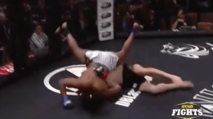 GREŠKA GA KOŠTALA POBEDE: MMA borac sam sebe nokautirao (VIDEO)