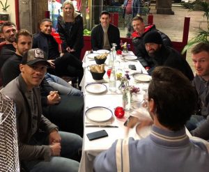 DA LI JE OVO REALNO: Fudbaleri premijerligaša ukrali taksi ispred MekDonaldsa! (FOTO)