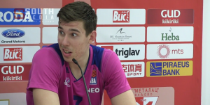 ‘IZVINITE, MALO NERVOZE’: Košarkaš Mege slučajno opsovao i izazvao erupciju smeha u sali (VIDEO)