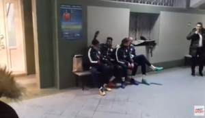 SJAJNA ATMOSFERA U MOSKVI: Zvezdine ‘nindže’ Ben i Donald u zagrljaju (VIDEO)