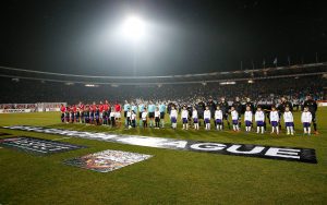 DIVLJAŠTVO NAVIJAČA CSKA: Bakljama gađali navijače Crvene zvezde! (VIDEO)