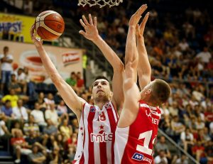 BOLNE SCENE U NIŠU: Teška povreda na utakmici Zvezda – FMP, igrač iznet sa terena