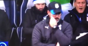 NEZGODNA SITUACIJA: U direktnom prenosu Premijer lige fudbaler ostao potpuno nag ispod pojasa (18+)