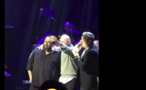 ZAMISLITE ČOVIĆA I TEDESKOG OVAKO: Prvi čovek Fenera i Olimpijakosa zagrljeni pevali u noćnom provodu, tu je bio i Žoc (VIDEO)