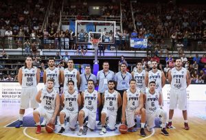 ZA DLAKU IZBEGNUTA TRAGEDIJA: Košarkašu iz Paragvaja koš pao na glavu (VIDEO)