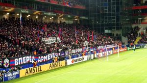 ŽESTOKA PORUKA RUSA: Navijači CSKA raširili transparent na početku drugog dela, Delije na meti (VIDEO)