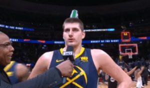 ‘NAGRADA’ ZA TRIPL DABL: Evo kako su se saigrači Nikole Jokića grubo našalili sa Srbinom (VIDEO)