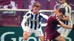 SVE PRŠTI KAD JE DERBI TORINA: Brutalan prekršaj Kjelinija obeležio meč, Beloti završio u nokdaunu – a od kartona ništa (VIDEO)