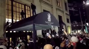 IGLSI POBEDILI: Narod izašao na ulice, neredi neizbežni (VIDEO)