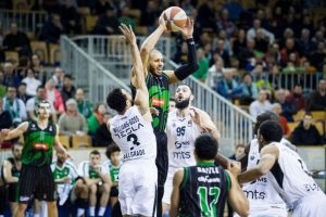 PORAZ KOJI BOLI: Navijači Partizana, razočarani – pale i teške reči, a javili su se i zvezdaši (FOTO)