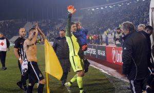 UNOSI NEMIR U SVAKU ODBRANU: Partizanu bi gol sigurno bio bliži u Plzenu, da se Stojke ‘sjurio’ ka šesnaestercu Čeha (VIDEO)
