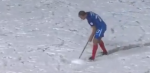 KAO NA KARLINGU: Sudija zbog snega hteo da prekine utakmicu, a igrač grtalicom omogućio svom timu da pobedi! (VIDEO)