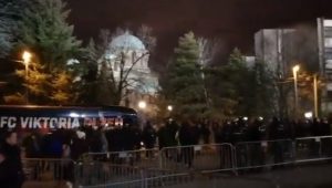 STIGLE EKIPE: Ovacije navijača pred stadionom koje nose ka pobedi, autobus Plzena dočekan burno (VIDEO)