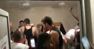 HOTSPORT U SVLAČIONICI PARTIZANA: Tek je sada počelo veliko slavlje uz ‘Novica ubica’ – veče za pamćenje crno-belih (VIDEO)