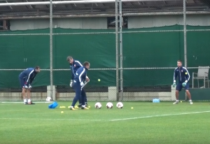 ZVEZDINI GOLMANI KAO NA VIMBLDONU: ‘Lako’ je sa fudbalskom loptom, ajde branite teniske loptice! (VIDEO)