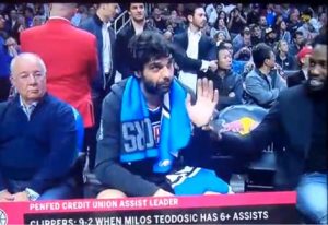 URNEBESNO: Kako to izgleda kada Beverli želi Tea da natera da maše kameri (VIDEO)