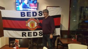 REDAK SLUČAJ: Navijači Mančester junajteda iznenadili Diku Stojanovića u sred Beograda (FOTO)