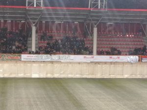 PORUKA SA ‘KROVA’: Stigao je Mančester junajted, a na tribinama ime Nataše Bekvalac (FOTO)