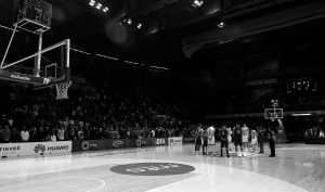 FOTO-UBOD: Minut ćutanja u dvorani ‘Aleksandar Nikolić’ za velikog zvezdaša Nebojšu Glogovca (FOTO)