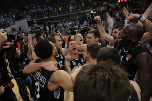 SNIMCI SA PARKETA: Suze radosnice i veliko slavlje košarkaša Partizana, trofej konačno stigao! (VIDEO)