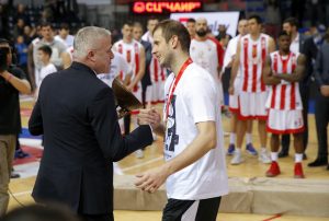 OČEKIVANO ILI NE: Bivša ‘zvezda’ Crvene zvezde se javila Veličkoviću i čestitala trofej (FOTO)