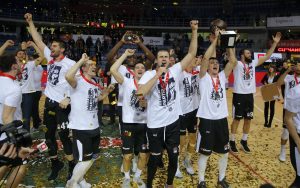 HIT VIDEO: Novica Veličković otišao kod Grobara, zgrabio mikrofon i napravio neverovatnu atmosferu u ‘Čairu’ (VIDEO)