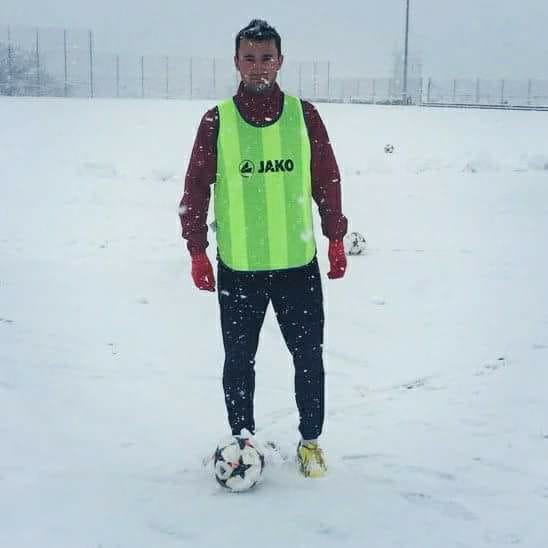 PRAVO OSVEŽENJE: Deli lopte na terenu i van njega (FOTO)