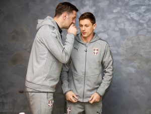 NEMA VIŠE DILEME: Matić se uslikao sa poznatim glumcem i ‘otkrio’ i prvu kombinaciju dresova Srbije, crvenu! (FOTO-UBOD)