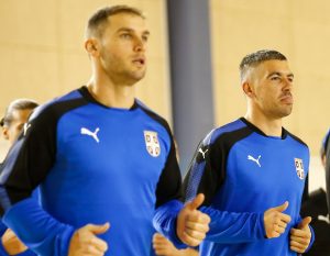 ZAVIRITE NA TRENING ‘ORLOVA’: SMS i Veljković na biciklu, osmesi i šale tokom trčanja, a u centru pažnje stari i novi kapiten (FOTOGALERIJA)