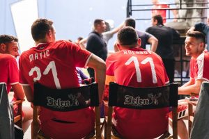 SJAJAN MARKETINŠKI POTEZ: Poznato domaće pivo umesto standardne ambalaže, sada ‘nosi dres’ reprezentacije Srbije (FOTO)