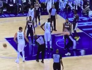 KAO MALO DETE: Nikola Jokić pogodio sudiju u glavu loptom, reakcija je bila urnebesna (VIDEO)