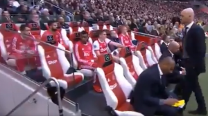 NEPROFESIONALNOST I DRSKOST: Nemački reprezentativac odbio da uđe u igru, pa prebačen u mladi tim (VIDEO)