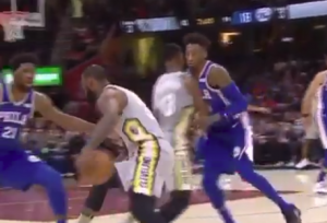 ZBOG OVOGA JE ‘KRALJ’ KOŠARKE: Lebron iza leđa, kroz noge saigraču, pa koš uz faul (VIDEO)