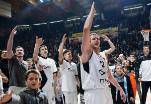 FOTO UBOD IZ CRNE GORE: Košarkaši Partizana pešačili po putu nekoliko kilometara do Cetinja!