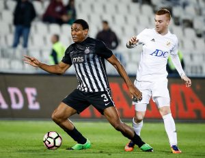 CVEĆE ZA TAVAMBU: Sinoć je bodrio Partizan i obradovao Grobare, a danas obukao boje novog kluba (FOTO)