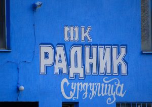 FOTO-UBOD: Radna akcija u Surdulici, pogledajte kako građani čiste stadion da bi se igrao meč u subotu