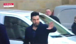 JECAJI ODJEKUJU FIRENCOM: Igrači Juventusa sa ‘Vemblija’ stigli na sahranu Astorija, emocije su ih slomile (VIDEO)