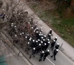 SNIMAK TUČE IZ NOVOG SADA: Evo kako je došlo do sukoba navijača sa policijom (VIDEO)