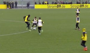 JESTE LI ZNALI KOJOM NOGOM ŠUTIRA: Bolt sve zadivio na treningu Dortmunda – dva gola i dribling kroz noge! (VIDEO)