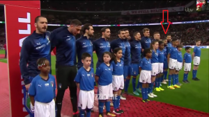 SVIMA JE ZABAVNO: Nove šale na račun visine Lorenca Insinjea tokom intoniranja himni (FOTO)