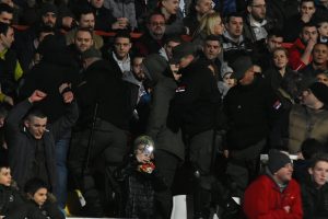 FOTO-UBOD: I na ‘Karađorđu’ je bilo skidanja, policija izvela polugolog navijača Zvezde ispred tribine!