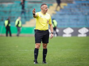 URNEBESNA SITUACIJA: Sudija Piper udario Zdjelara, vezista Partizana pao kao da je pokošen (VIDEO)