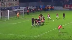 ZATO JE ‘ADŽINJO’: Majstorija ‘lukavog’ Luke Adžića iz slobodnjaka, pa trk među Delije i haos na klupi Zvezde (VIDEO)