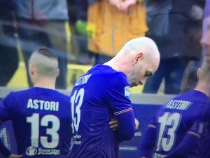 ‘SREĆAN PUT KAPITENU’: Mučne scene u Firenci – emocije, suze i sjajan gest spikera na stadionu prilikom čitanja sastava (VIDEO)