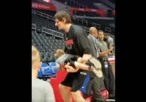 BOBI HIT NA INTERNETU: Srbin dominira van parketa – ritualom sa klincem pred meč oduševio! (VIDEO)