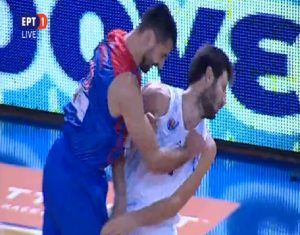 HAOS U GRČKOJ: Incident na samom startu utakmice, bivši reprezentativac Srbije ‘nokautirao’ rivala udarcem glavom! (VIDEO)