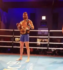 KARLSRUE? POKORENO! Soldu ‘zapušena usta’, Radakoviću i Terziću pojasevi – brutalan KO Vasa Bakočevića! (VIDEO)